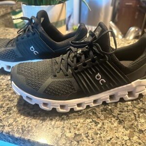 Woman’s on cloud Cloudswift running shoes 9.5 black and grey